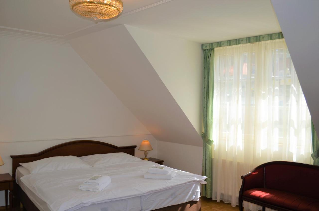 Hotel Renesance Krasna Kralovna Karlsbad Buitenkant foto