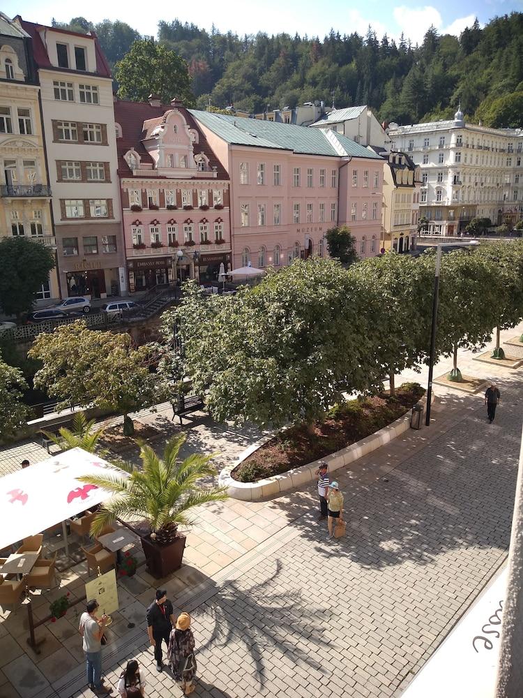 Hotel Renesance Krasna Kralovna Karlsbad Buitenkant foto