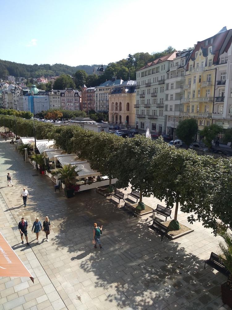 Hotel Renesance Krasna Kralovna Karlsbad Buitenkant foto